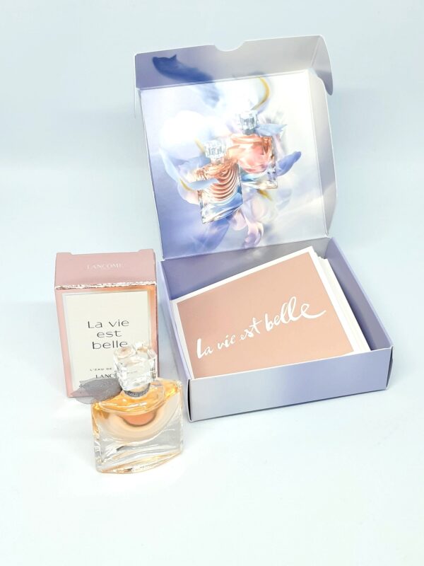 Miniature de parfum La vie est belle et sa boite à Mantras Lancôme