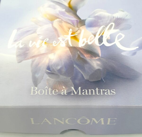 Miniature de parfum La vie est belle et sa boite à Mantras Lancôme