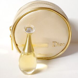 Miniature de parfum J'adore de Dior dans jolie trousse
