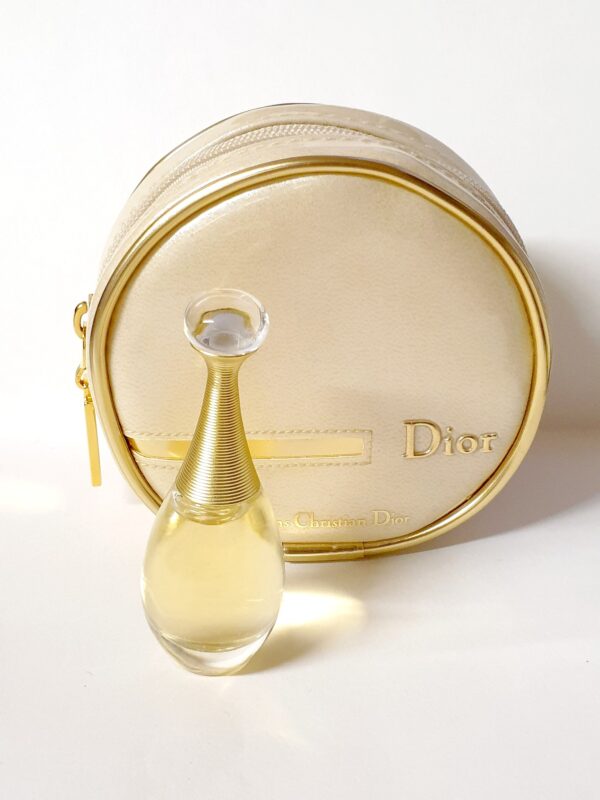 Miniature de parfum J'adore de Dior dans jolie trousse
