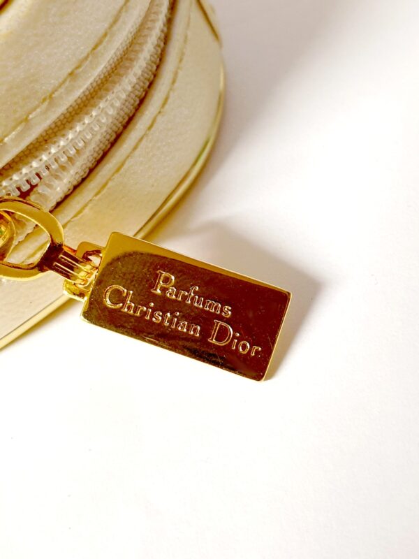 Miniature de parfum J'adore de Dior dans jolie trousse