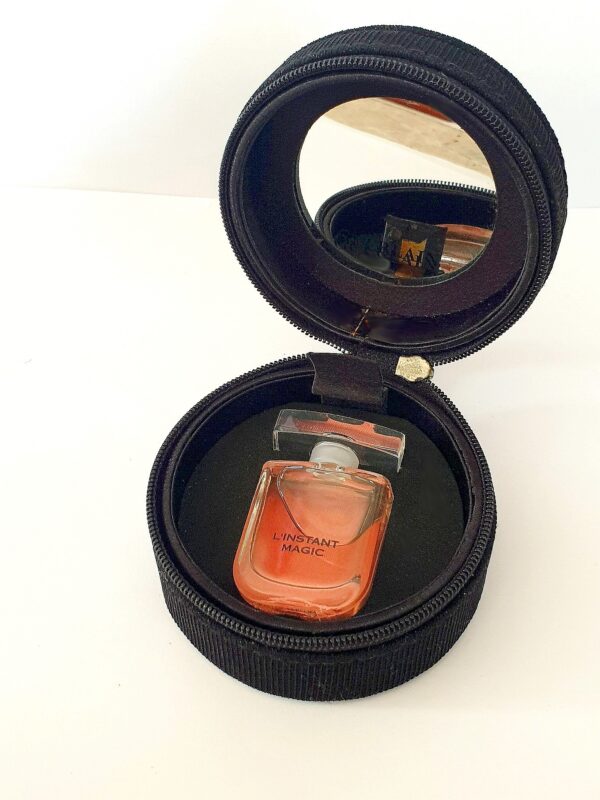 Miniature de parfum L'Instant Magique de Guerlain dans sa trousse