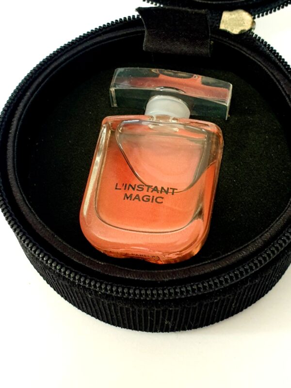 Miniature de parfum L'Instant Magique de Guerlain dans sa trousse
